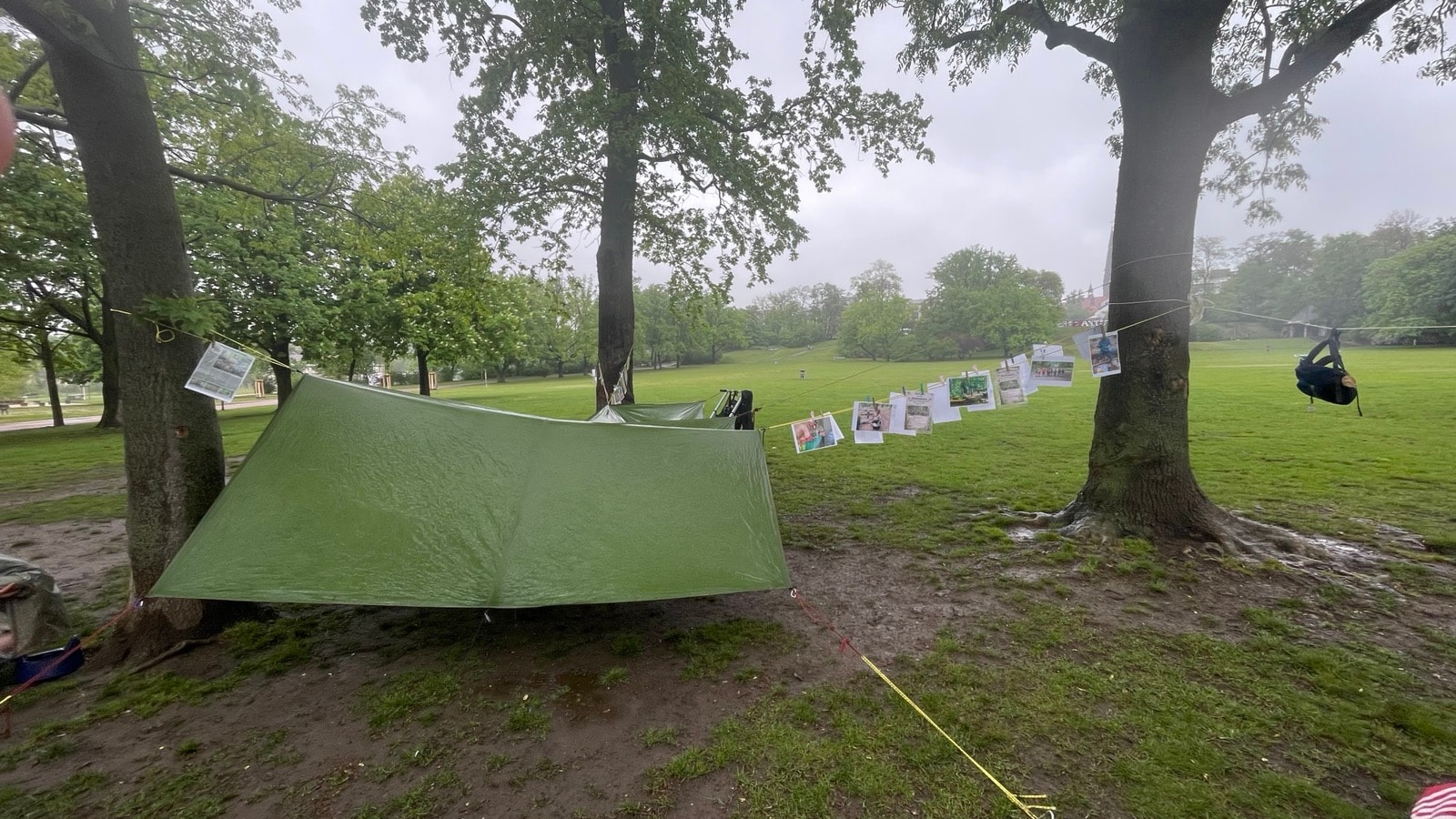 Aktionsstand im Regen bei der Aktionswoche im Alaunpark